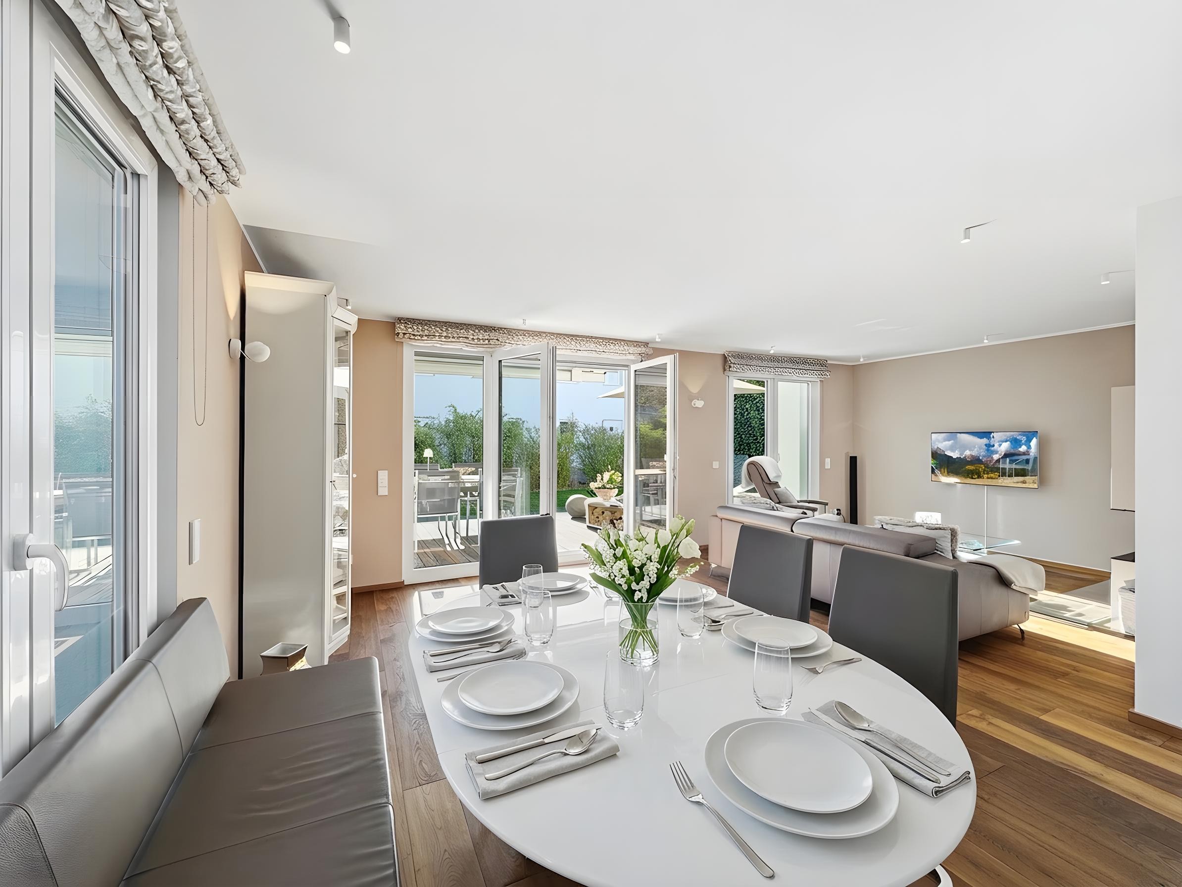 Wohn- und Essbereich mit Glasfront zum Garten