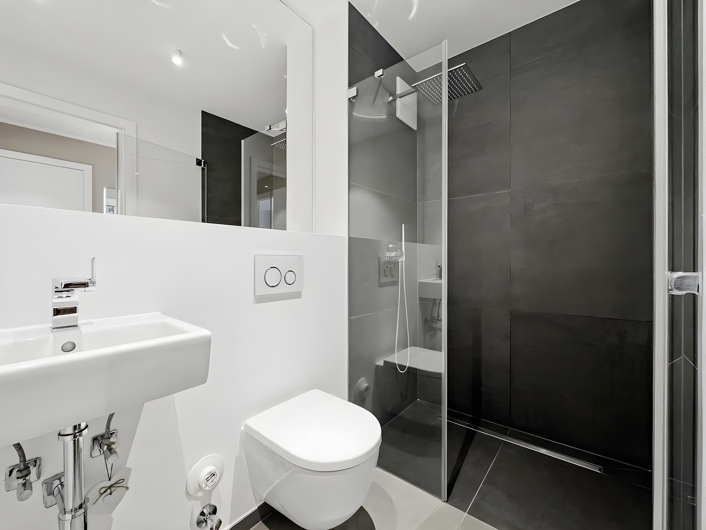 Gäste-Bad mit Naturstein und freistehender Badewanne