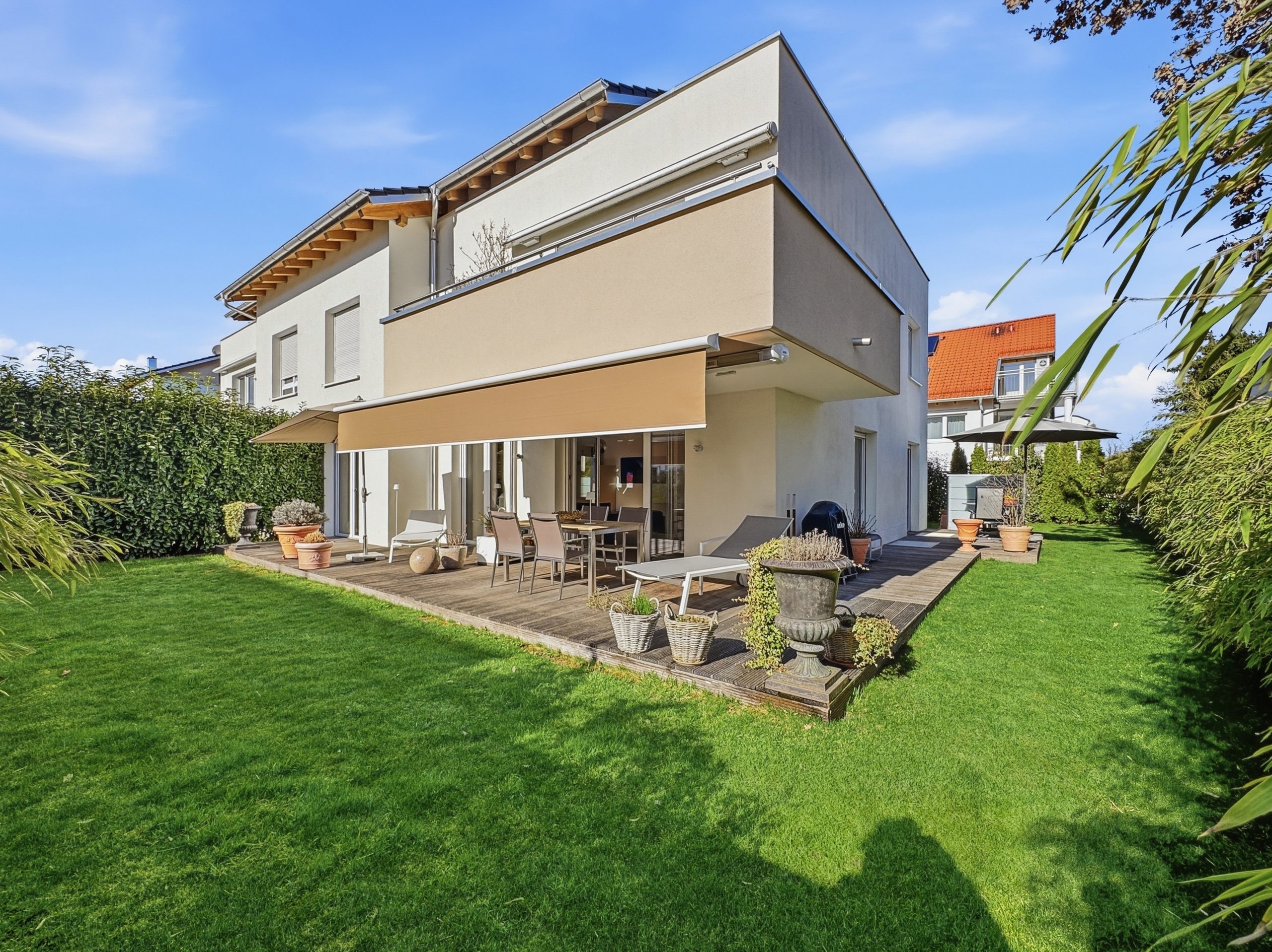 Außenansicht der Wohnanlage mit Garten